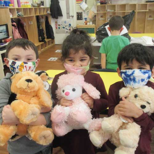 kids-holding-stuffed-animals-image-discovery-school